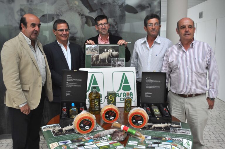 Ordeño de cabras Payoyas y ovejas Merinas y elaboración de quesos Payoyos para toda la familia en la III Feria Ganadera de Benaocaz. Una cita para las grandes y pequeños de toda la provincia