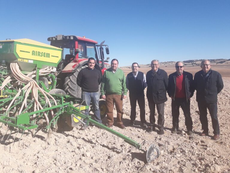 Asaja Almeria y el subdelegado del gobierno se reúnen con productores de cereal de los vélez para analizar las previsiones de la cosecha