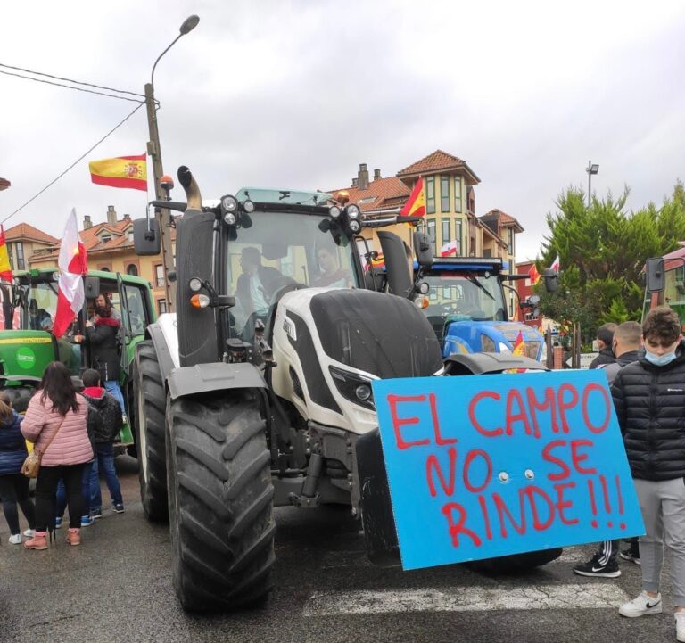 Un millar de ganaderos junto a sus hijos se han manifestado hoy frente a la fábrica de Nestle de la Penilla para exigir unos precios justos para el campo