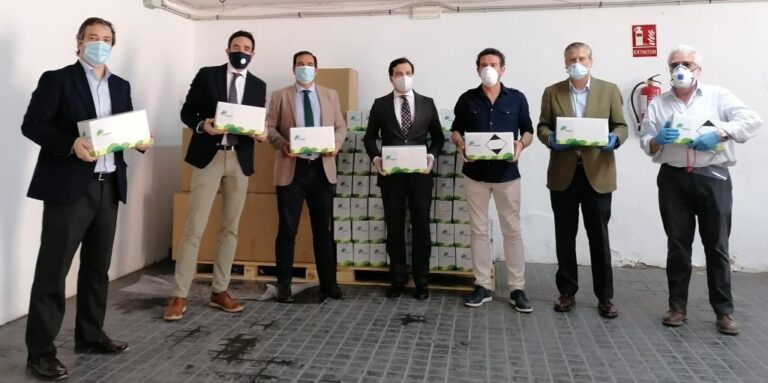 ALAS ha distribuido ya miles de mascarillas y envases de gel a los agricultores y operarios del campo en Murcia y Andalucía