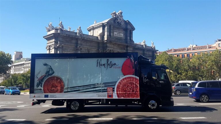 El ‘Ham Truck’ parte de Madrid hacia Berlín en el marco de su viaje promocional de más de 25.000 kilómetros para difundir las bondades del Jamón Ibérico por toda Europa