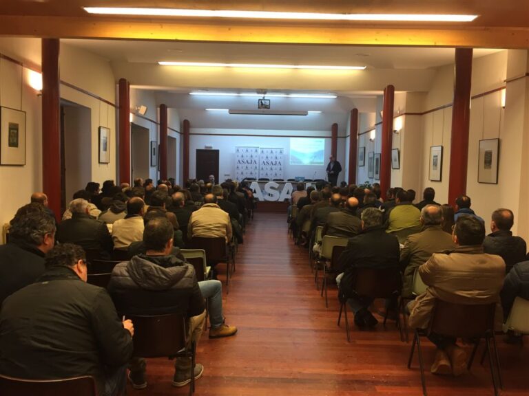 Éxito de participación en unas jornadas de ASAJA Avila sobre el futuro de la remolacha