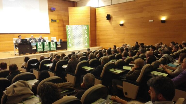 Dos centenares de agricultores conocen lo último en el cultivo del olivar desde diferentes perspectivas