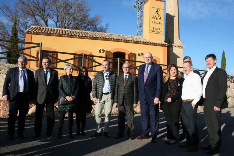 AVA-ASAJA defiende la necesidad de apostar por la innovación durante la visita del Comisario Europeo de Agricultura, Phil Hogan, a la finca Sinyent