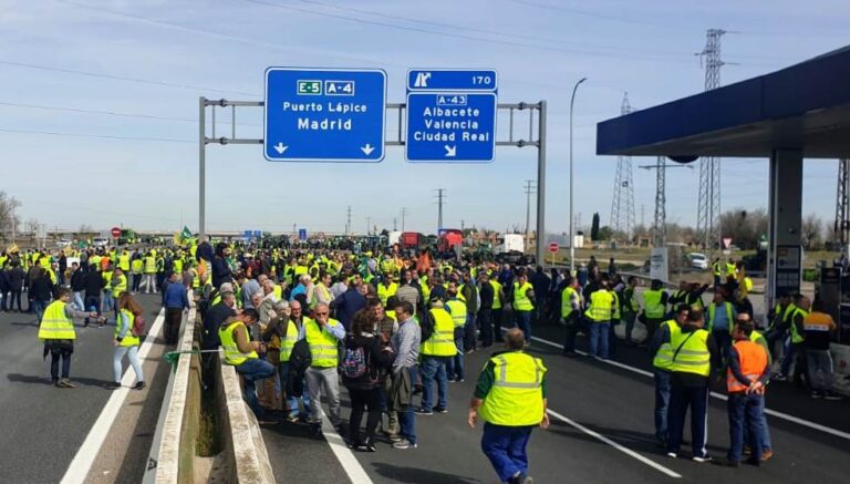 Reivindicación y negociación, el trabajo de los agricultores al límite continúa