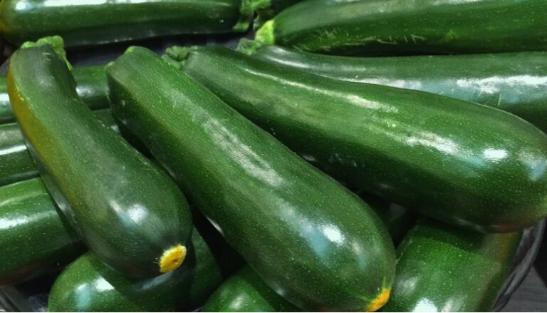 Abril comienza con la brusca caída de los precios de calabacín, pepino y berenjena