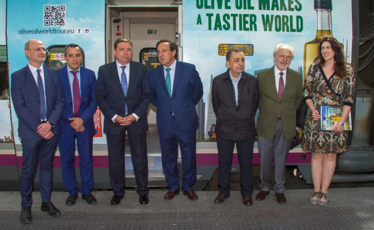 ACEITES DE OLIVA DE ESPAÑA Y RENFE presentan el espectacular AVE de los aceites de oliva