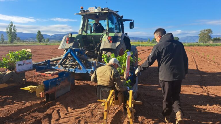 Asaja Rioja ARAG inicia un nuevo campo demostrativo con cultivo de avellano y almendro