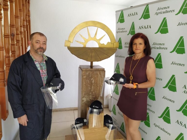 Asaja Almería y Agroquímicos Céspedes suministran más de un millar de pantallas de protección facial a agricultores