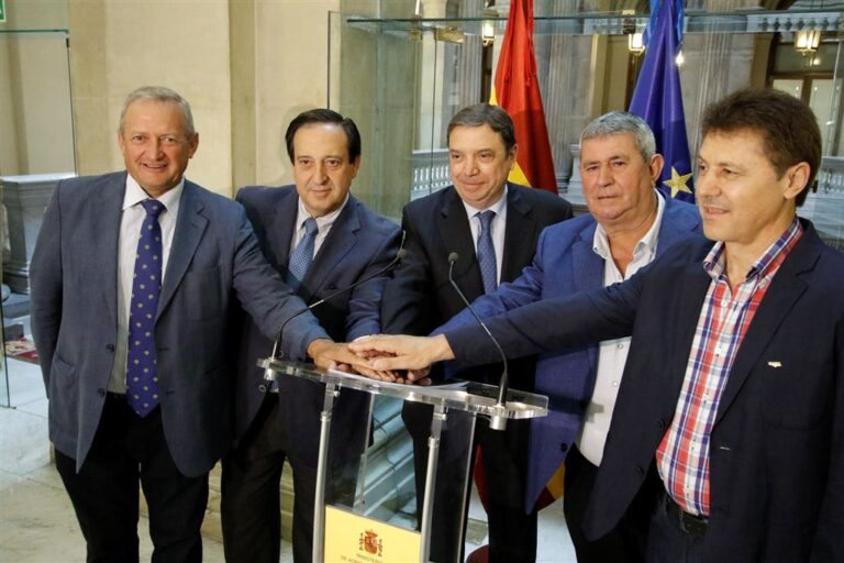 AGRICULTORES Y GANADEROS JUNTOS POR UNA PAC FUERTE Y SIN RECORTES