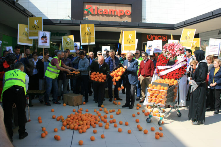 Cientos de agricultores protestaron en Alcampo para exigir cambios legales que frenen los abusos en los precios