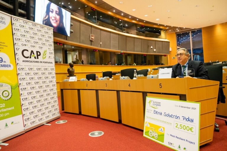 El eurodiputado Juan Ignacio Zoido, acompañado de miembros de ASAJA entrega el premio  Joven Agricultor Europeo 2021 a Elena Soberón Pidal