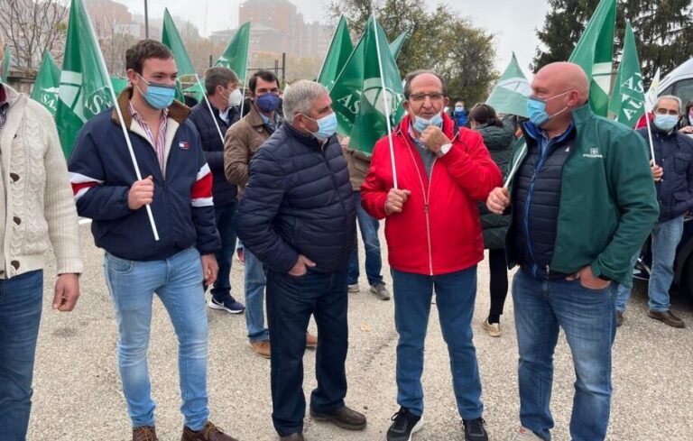 Los ganaderos estallan y avisan: sin precios dignos no habrá ni explotaciones, ni leche