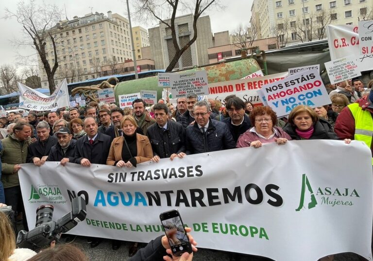 Asaja moviliza en Madrid al campo alicantino para rechazar el recorte del Trasvase y pedir la destitución de la ministra