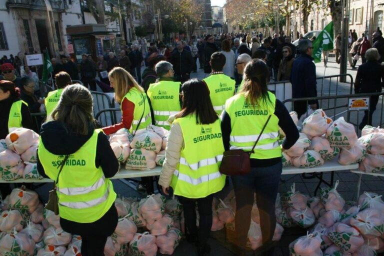 Asaja Córdoba reparte más de 6.000 kilos de naranjas por la crisis de precios del sector