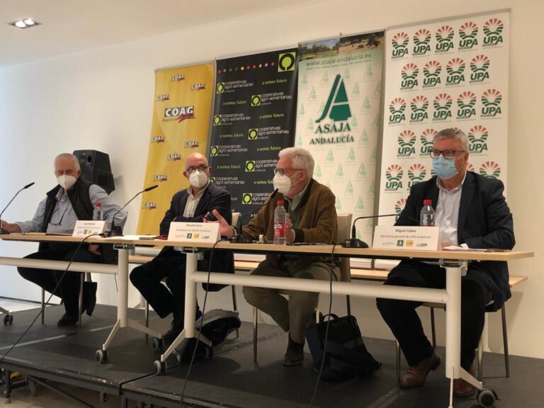 El sector agrario andaluz pide al ministro Luis Planas diálogo o dimisión