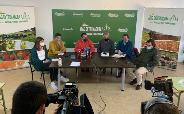 Extremadura.  La plataforma “En defensa de nuestro campo” convoca cortes de carretera y tractoradas para los días 22 de febrero y 2 de marzo