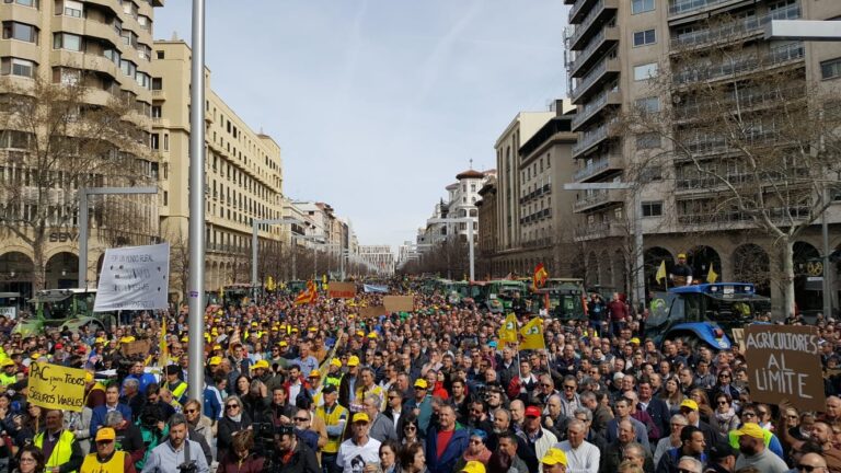Manifestación histórica del campo aragonés paraliza Zaragoza con 1500 tractores y miles de agricultores y ganaderos.