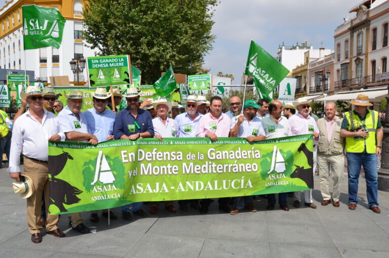 Más de 1.500 ganaderos andaluces se concentraron ayer en sevilla “en defensa de la ganadería extensiva, la dehesa y el monte mediterráneo”