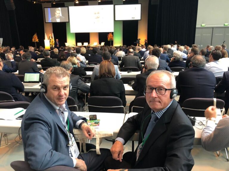 El comisario Hogan anuncia a los agricultores europeos que el Brexit y la inmigración ilegal lastrarán el futuro presupuesto de la PAC