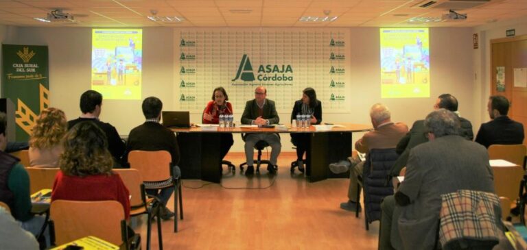 Jóvenes agricultores abordan la comercialización del producto agrario