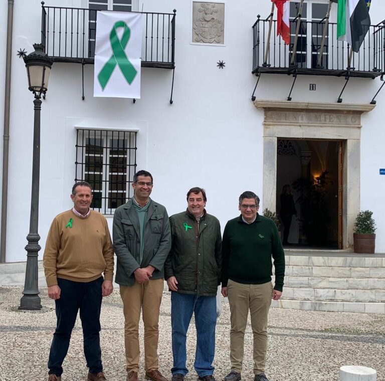 Villafranca de los Barros se suma a la campaña de apoyo al sector primario colgando un gran lazo verde en el ayuntamiento