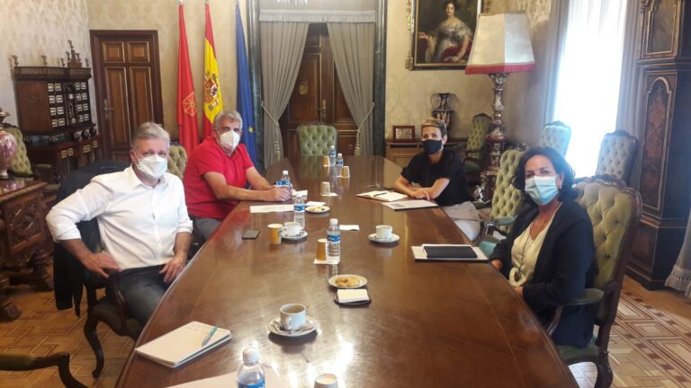 Asaja Navarra UAGN presenta el Sello Social a María Chivite, presidenta del Gobierno de Navarra