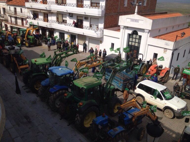 Clamor en las calles de Puebla de Alcocer contra las tasas municipales de la Guardería Rural