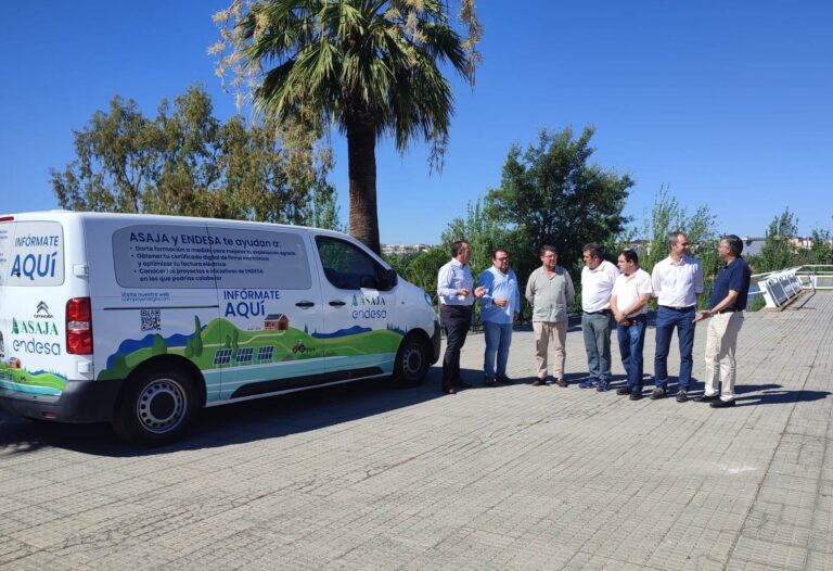 Más de un centenar de agricultores extremeños atendidos por la oficina móvil de Asaja y Endesa
