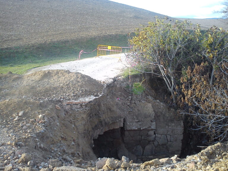 ASAJA GRANADA exige a la Junta de Andalucía la reparación de la comarcal 334 tras el hundimiento de una alcantarilla