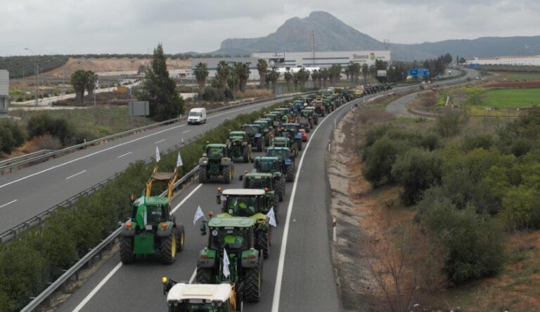 Más de 3.000 vehículos agrícolas y 5.000 agricultores y ganaderos participaron en la tractorada de Málaga
