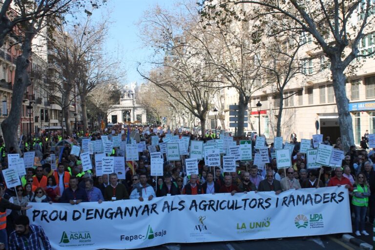 Más de 20.000 agricultores colapsan València en la mayor protesta del campo en la Comunitat Valenciana de este siglo