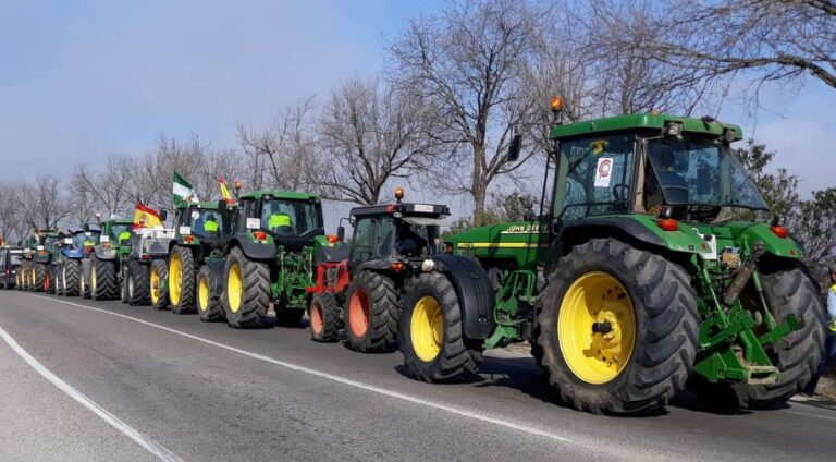 ASAJA Sevilla, COAG Sevilla, UPA Sevilla y Cooperativas Agro-alimentarias de Sevilla celebrarán mañana jueves, 15 de abril, una concentración-tractorada en la Plaza de España en contra de la convergencia brusca de la PAC
