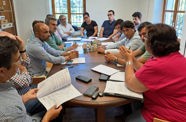 El sector de la cereza alicantina en bloque reclama a la Conselleria de Agricultura un plan de choque para rescatar el cultivo