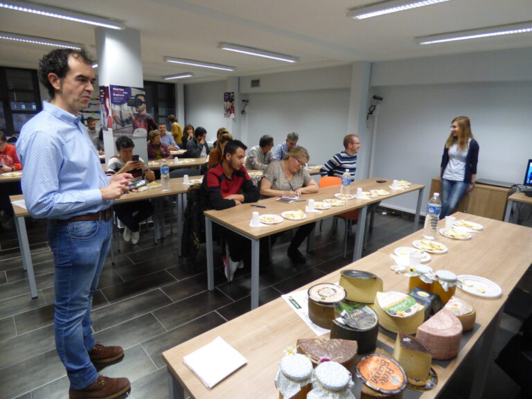 Asaja Palencia difunde los beneficios del queso con una cata en la Universidad