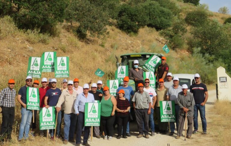 Agricultores, ganaderos y cazadores se concentran en solidaridad con los propietarios de la finca de Otíñar