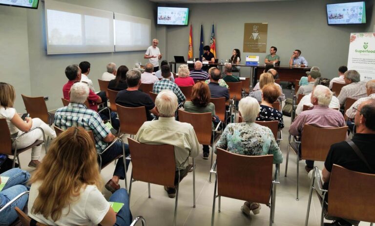 SuperFood Biotech explica a los agricultores los ensayos que realizará en la Finca Sinyent para obtener mejores precios