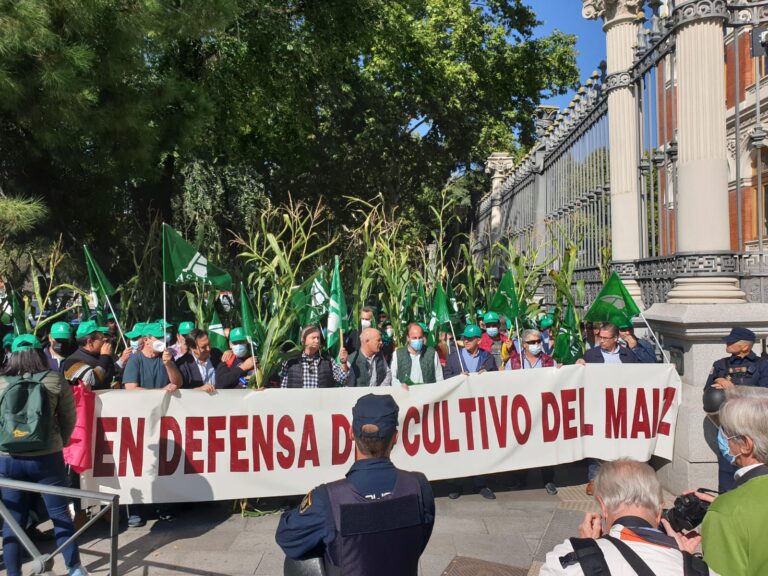 Los cultivadores de maíz se manifiestan a las puertas del Ministerio de Agricultura