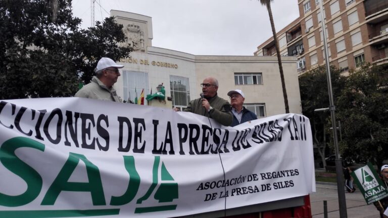 Cuatro centenares de agricultores piden el agua y las tuberías de La Presa de Siles