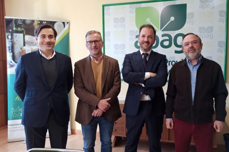 Banco Santander y APAG Guadalajara renuevan el convenio de colaboración para la tramitación de la PAC