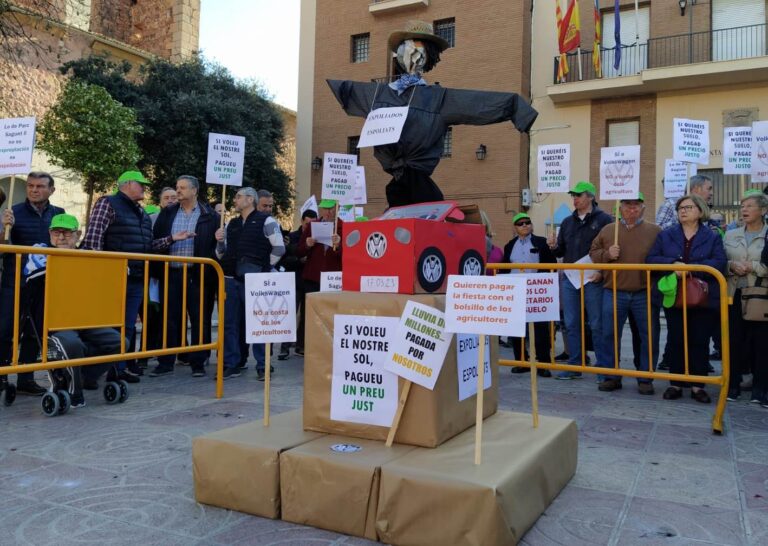 Al no autorizarles la quema de la falla, los agricultores prenden fuego de manera simbólica y donan el ninot a la Falla Picaio que se había quedado sin monumento