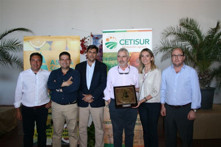 Asaja Córdoba reconoce a la Etsiam por su 50 aniversario con motivo de San Isidro Labrador