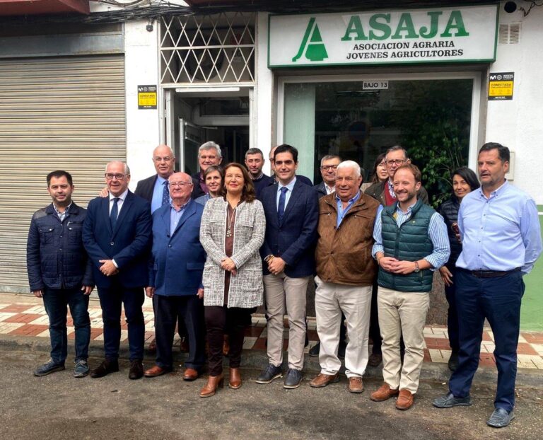 La consejera de Agricultura, Carmen Crespo, conoce la labor que se realiza a través de la oficina que Asaja tiene en Alcalá la Real