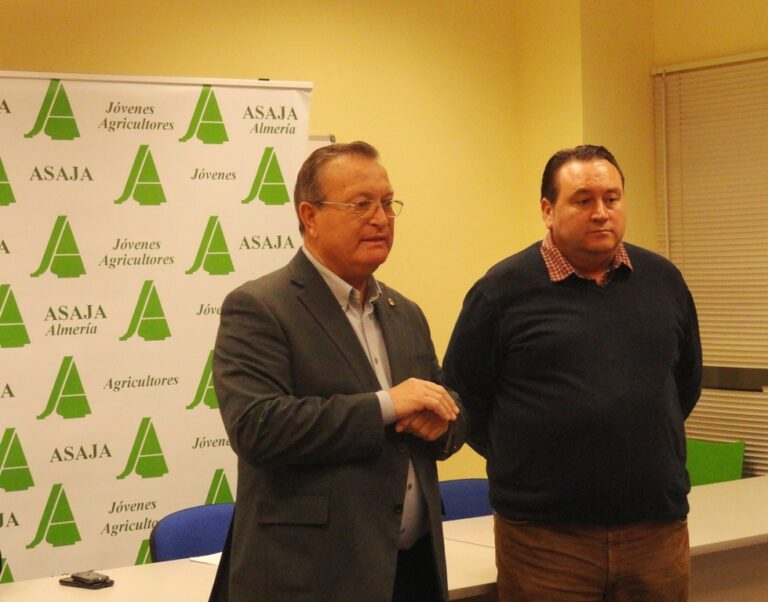 ASAJA Almería convoca en roquetas a un centenar de agricultores para informarles sobre la ayuda de modernización