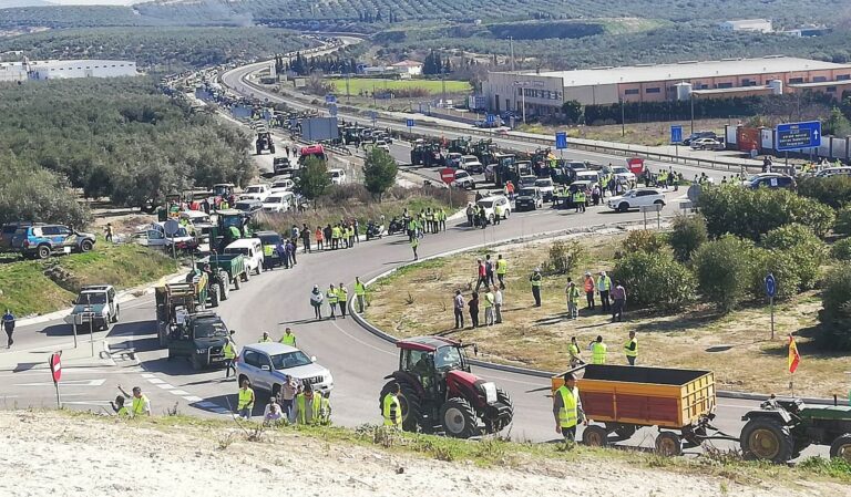 Las organizaciones agrarias califican de éxito la tractora de Lucena