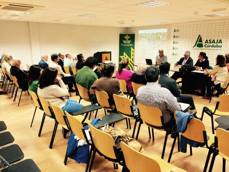 ASAJA Córdoba analiza el futuro de las leguminosas en una mesa redonda con investigadores del IFAPA