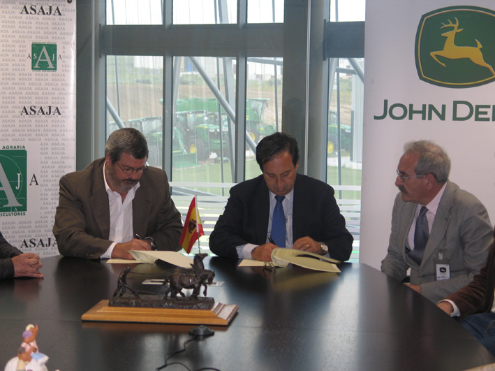 ASAJA y JOHN DEERE firman un acuerdo de colaboración con importantes ventajas para la compra de maquinaria agrícola