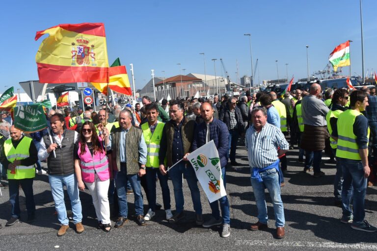 Agricultores de Castilla y León respaldan                la protesta de hoy en el puerto de Santander        para denunciar la ruina del cereal