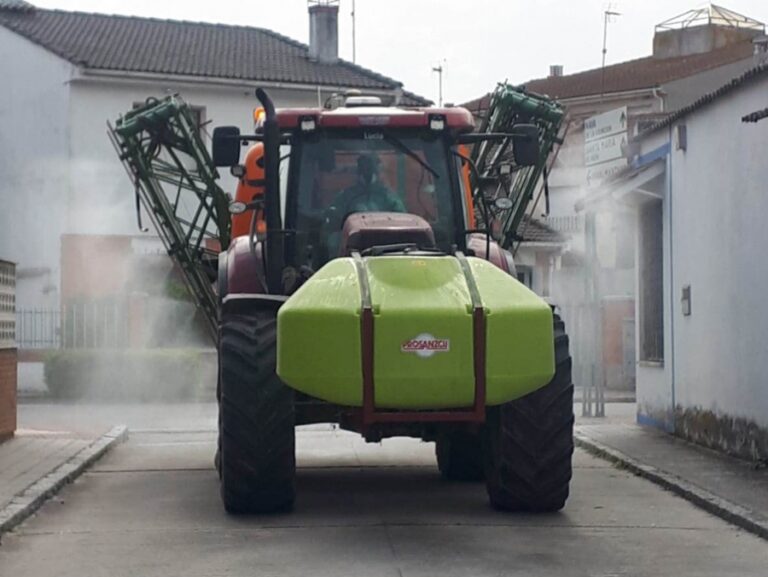 Los agricultores valencianos ultiman las labores de desinfección contra el Covid-19 por la desescalada
