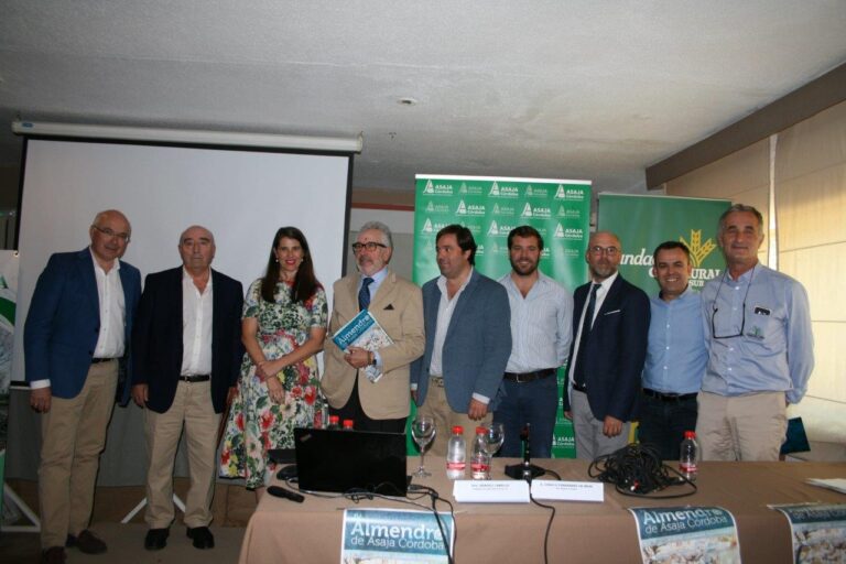 Más de 200 agricultores abordan la situación del mercado de la almendra